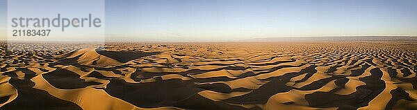 Wunderschöne Panorama Landschaft in der Wüste Sahara bei Sonnenaufgang