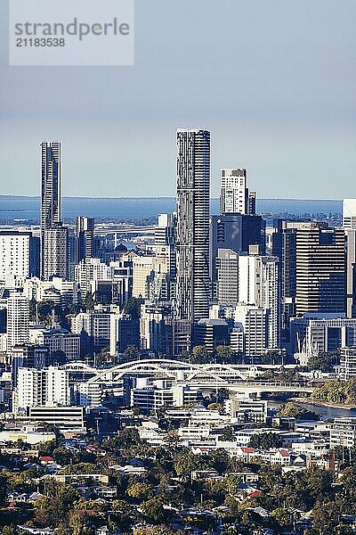 BRISBANE  AUSTRALIEN  30. JULI 2023: Die Skyline von Brisbane vom Mount Coot Tha Aussichtspunkt und der Aussichtsplattform in der Abenddämmerung in Brisbane  Queensland  Australien  Ozeanien