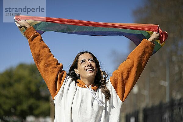 Lesbische Mädchen winken LGBT Flagge mit glücklichen Ausdruck