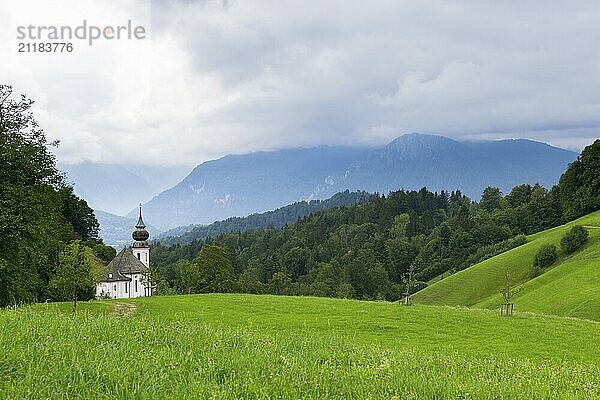 Wallfahrtskirche Maria Gern  Ausblick zum in Nebel gehüllten Watzmann  Berchtesgardener Alpen  Berchtesgaden  Berchtesgadener Land  Oberbayern  Bayern