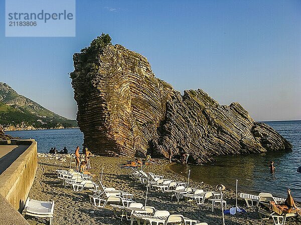 Blick auf Strand  Meer und Berge am Sommerabend in Becici  Montenegro  Europa