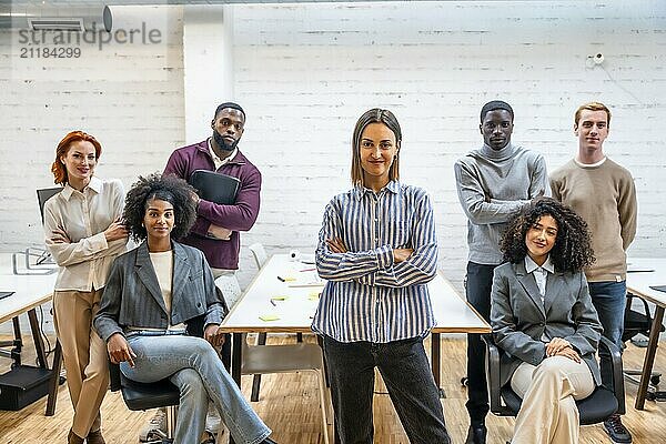 Selbstbewusste kaukasische Geschäftsfrau  die stolz neben ihren Kollegen in einem Coworking