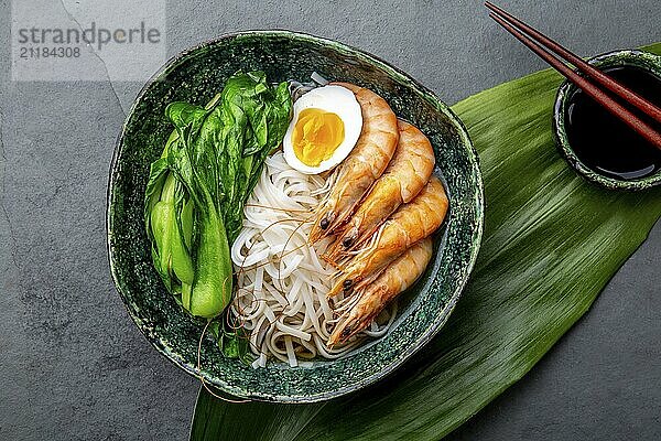 Food  Asian rice noodles with shrimps on gray background