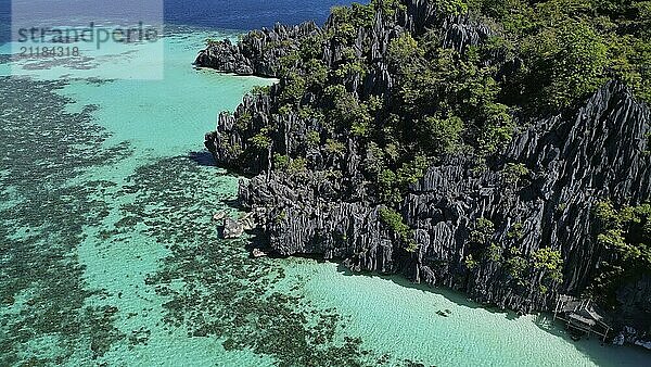 Luftaufnahme der tropischen Insel der Philippinen. Weißer Sandstrand  Felsen Klippen Berge mit blauer Bucht und schöne Korallenriff