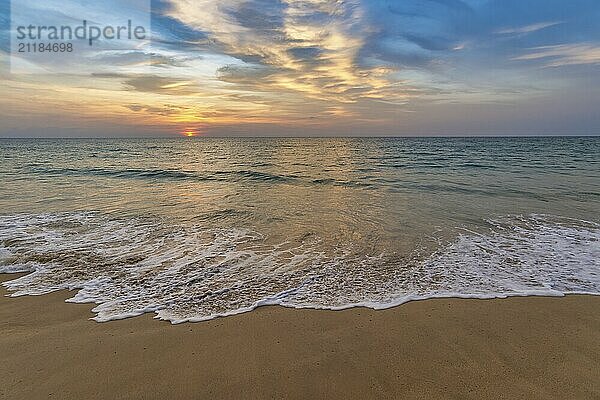 Tropische Inseln Sonnenuntergang Blick auf Ozean blauen Meer Welle Wasser und weißen Sandstrand  Naturlandschaft in Thailand