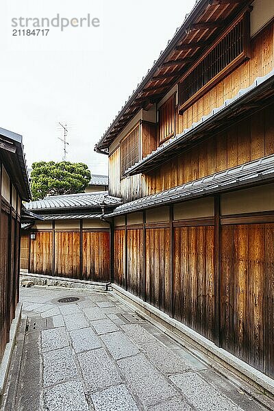 Schönes traditionelles Straßenbild in der Abenddämmerung im Stadtteil Higashiyama in Kyoto  Japan  Asien