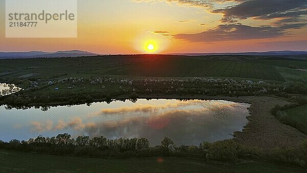 Luftaufnahme von erstaunlichen welligen Hügeln und einem Teich bei Sonnenuntergang. Region Südmähren  Tschechische Republik  Europa