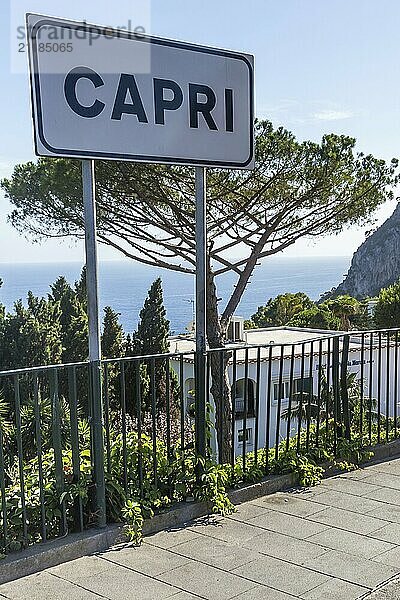 Schild auf der Insel Capri an einem schönen Sommertag in Italien