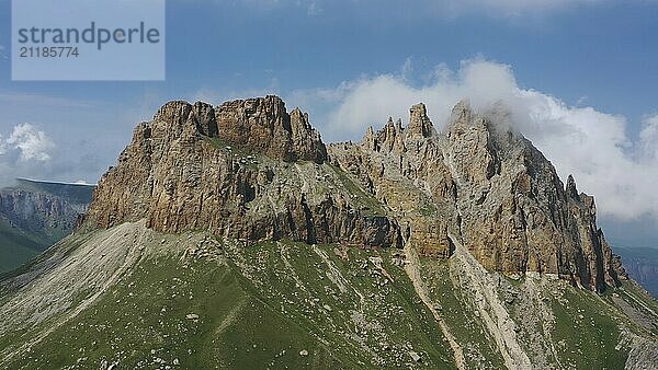 Luftaufnahme des Naujiza oder Schwiegermutterzahnbergs mit fantastischen Klippen in Kabardino Balkarien  Kaukasus  Russland  Europa