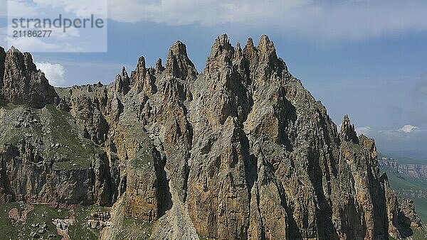 Luftaufnahme des Naujiza oder Schwiegermutterzahnbergs mit fantastischen Klippen in Kabardino Balkarien  Kaukasus  Russland  Europa