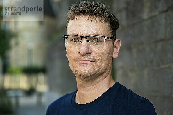 Portrait im Freien eines ernsten 44 jährigen weißen Mannes mit Brille  Brüsseler Stadtzentrum  Belgien  Europa