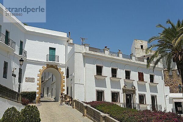 Architectural view with white buildings and a stone archway under sunshine  Arco de la Villa  Plaza de España  square  old town  Vejer de la Frontera  province Cádiz  Cadiz  Andalusia  Spain  Europe