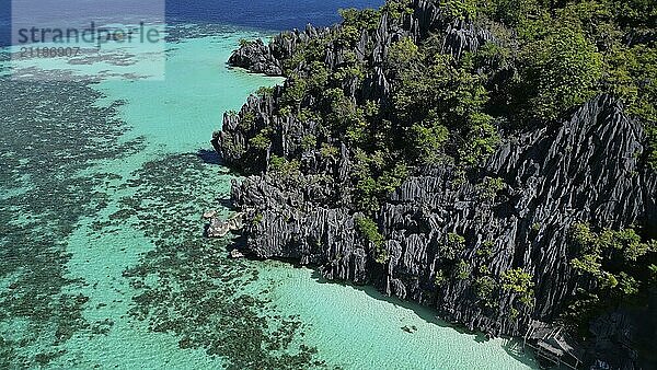 Luftaufnahme der tropischen Insel der Philippinen. Weißer Sandstrand  Felsen Klippen Berge mit blauer Bucht und schöne Korallenriff