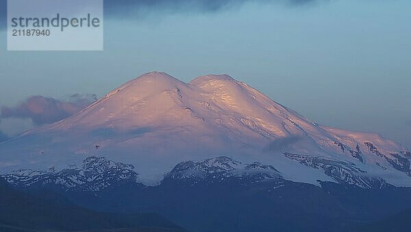 Schöne Aussicht auf den Berg Elbrus bei Sonnenaufgang  Nordkaukasus  Russland  Europa