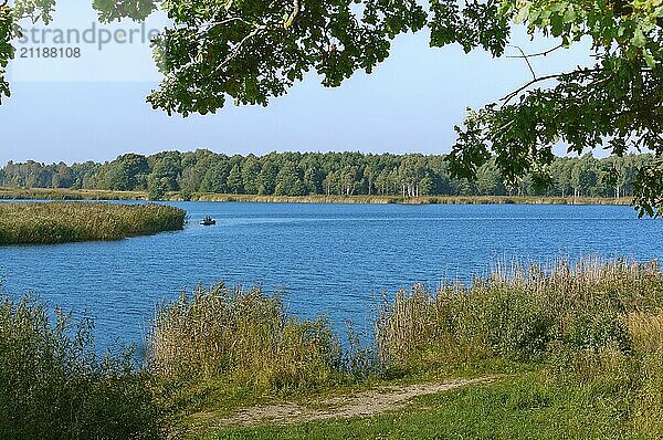 Die Fischer auf dem Boot  See oder Teich zum Angeln  die Landschaft ist schön Teich