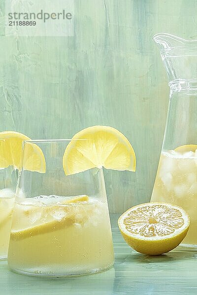 Limonade. Zitronenwasser Getränk mit Eis auf blauem Hintergrund  mit Kopierraum. Entgiftungsgetränk. Frischer hausgemachter Cocktail  Lebensmittel Fotografie