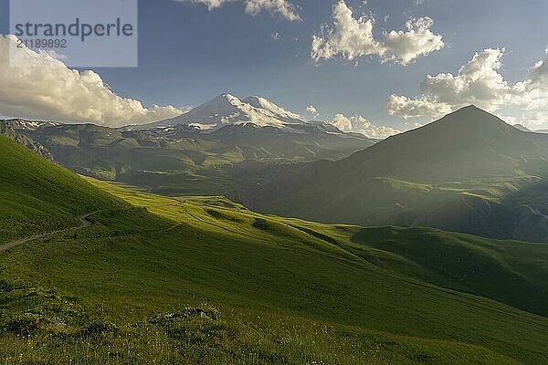 Schöne Aussicht auf den Berg Elbrus bei Sonnenuntergang  Nordkaukasus  Russland  Europa