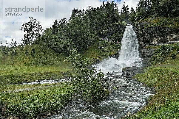 Blick auf den Steinsdalsfossen  einen Wasserfall in Norwegen