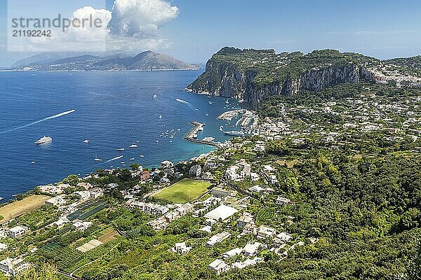 Die Insel Capri an einem schönen Sommertag in Italien