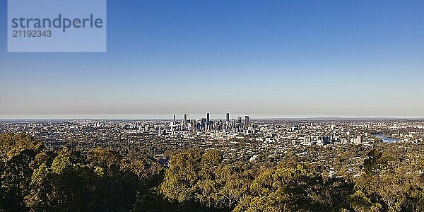 BRISBANE  AUSTRALIEN  30. JULI 2023: Die Skyline von Brisbane vom Mount Coot Tha Aussichtspunkt und der Aussichtsplattform in der Abenddämmerung in Brisbane  Queensland  Australien  Ozeanien