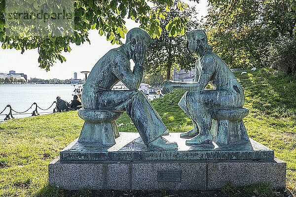 Mann und Frau  sich gegenüber sitzendes Paar  Bronzeskulptur von Johannes Hansen  kleiner Park  Søerne  Sortedams Sø  Kopenhagener Seen  Kopenhagen  Dänemark  Europa