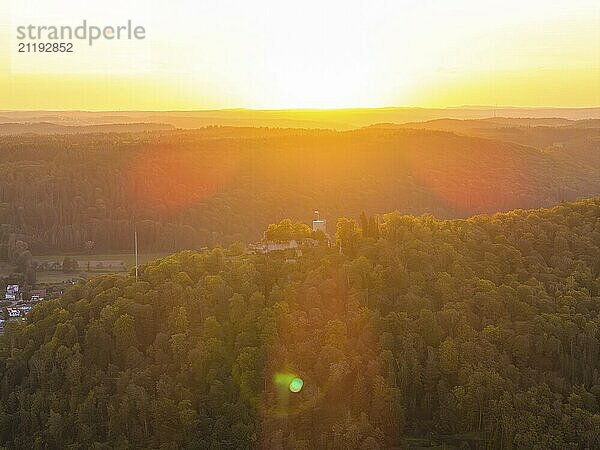 Blick auf bewaldete Hügel im Sonnenuntergang  warmes Licht über den Bergen  Nagold  Schwarzwald  Deutschland  Europa