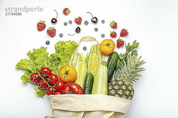 Lebensmitteleinkauf. Verschiedene frisches Obst und Gemüse in einem Textil Shopper Tasche auf weißem Hintergrund  gesunde Lebensmittel aus dem Supermarkt oder Lieferung Konzept  Lebensmittel Fotografie