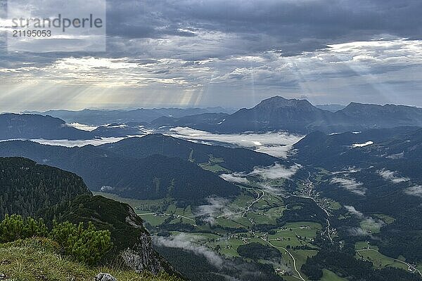 Ausblick vom Edelweißlahner auf den Talkessel von Ramsau und Berchtesgaden mit Nebel und Sonnenstrahlen  Berchtesgadener Alpen  Bayern  Deutschland  Europa