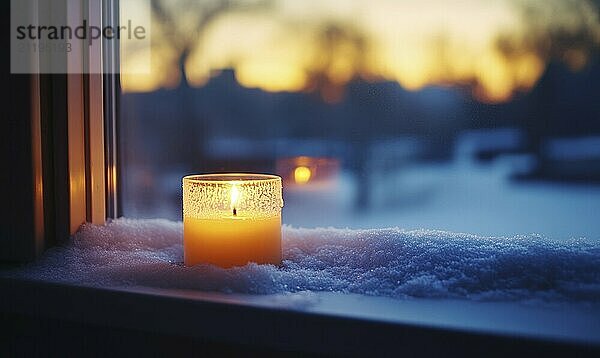 Eine Kerze wird in einem Fenster angezündet  wodurch eine warme und gemütliche Atmosphäre entsteht. Der Schnee draußen trägt zur friedlichen und heiteren Stimmung der Szene bei  die AI erzeugt hat  KI generiert