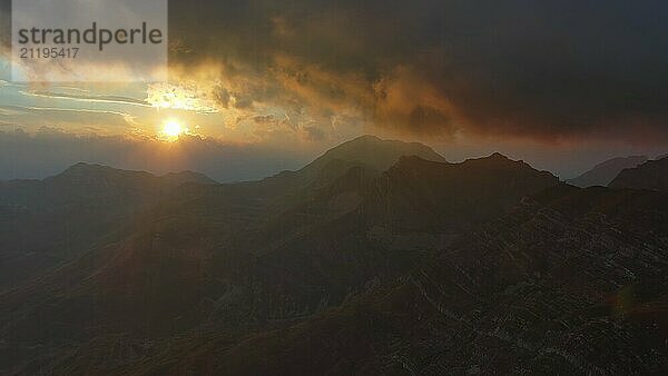 Luftaufnahme eines spektakulären Sonnenuntergangs über einem Bergtal. Schöne Aussicht im Durmitor Nationalpark  Montenegro  Europa