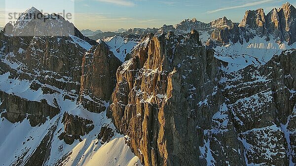 Luftaufnahme von erstaunlichen felsigen Bergen im Schnee bei Sonnenaufgang  Dolomiten  Italien  Europa