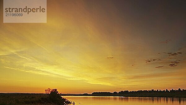 Schöne Landschaft mit bunten Sonnenuntergang Himmel über Fluss Hintergrund