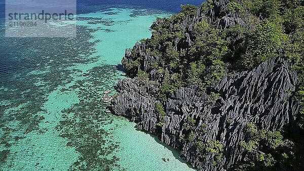 Luftaufnahme der tropischen Insel der Philippinen. Weißer Sandstrand  Felsen Klippen Berge mit blauer Bucht und schöne Korallenriff