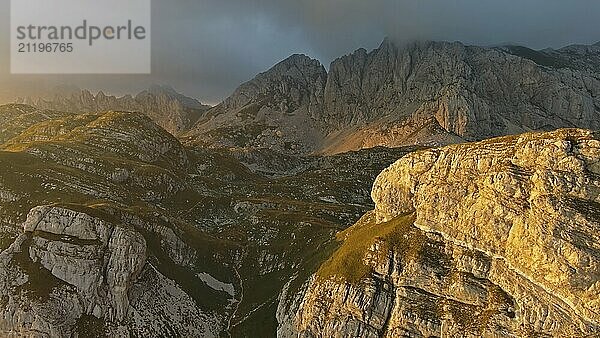 Luftaufnahme eines spektakulären Sonnenuntergangs über einem Bergtal. Schöne Aussicht im Durmitor Nationalpark  Montenegro  Europa