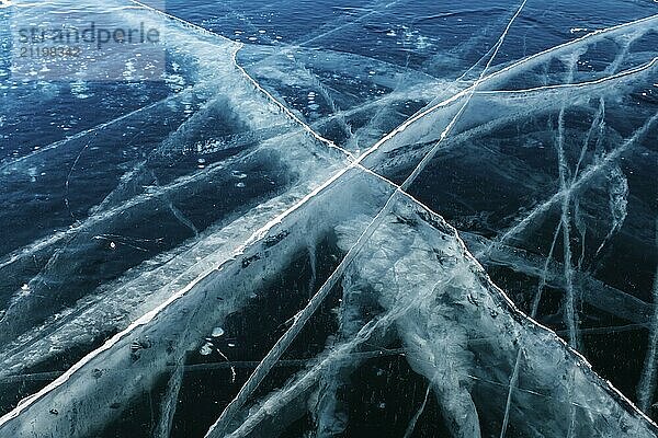 Gefrorener Baikalsee Hintergrund. Blau transparent klar glattes Eis mit tiefen Rissen. Berühmte natürliche Wahrzeichen von Russland