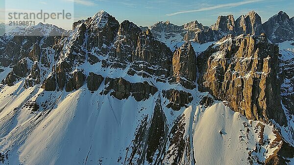 Luftaufnahme von erstaunlichen felsigen Bergen im Schnee bei Sonnenaufgang  Dolomiten  Italien  Europa