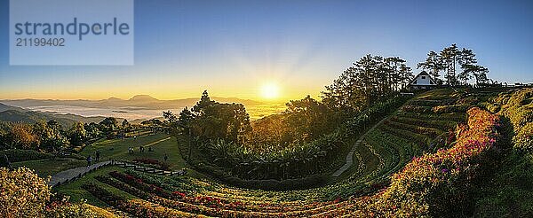 Tropischer Wald Natur Landschaft Blick mit Bergkette Sonnenaufgang am Huai Nam Dang National Park  Chiang Mai Thailand Panorama