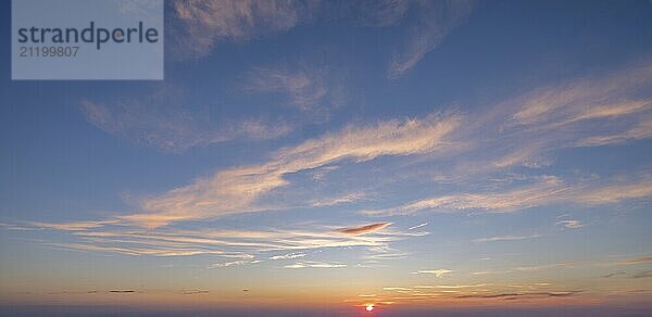 Schöne dramatische landschaftliche nach Sonnenuntergang Himmel Hintergrund nach Sonnenuntergang