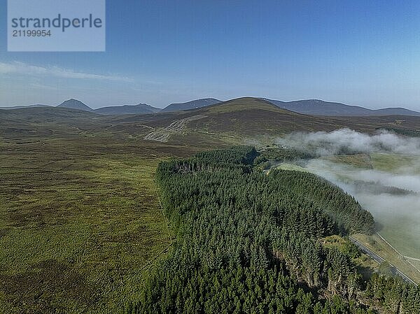 Küstennebel im schottischen Hochland mit Hügeln  hinten markante Spitze von Morven  Caithness  Drohnenaufnahme  Broch von Ousdale  Berriedale  Schottland  Großbritannien  Europa