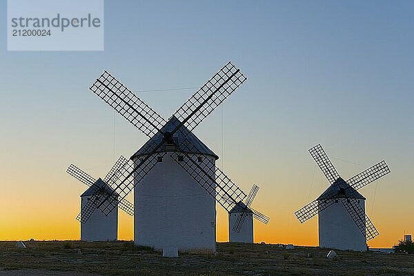 Windmühlen als Silhouetten vor einem sanften abendlichen Himmel  Campo de Criptana  Provinz Ciudad Real  Kastilien-La Mancha  Route des Don Quijote  Spanien  Europa