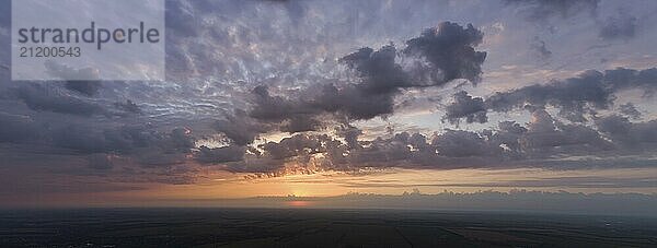 Erstaunlicher Sonnenaufgang  schönes Panorama von Morgensonne und bewölktem Himmel