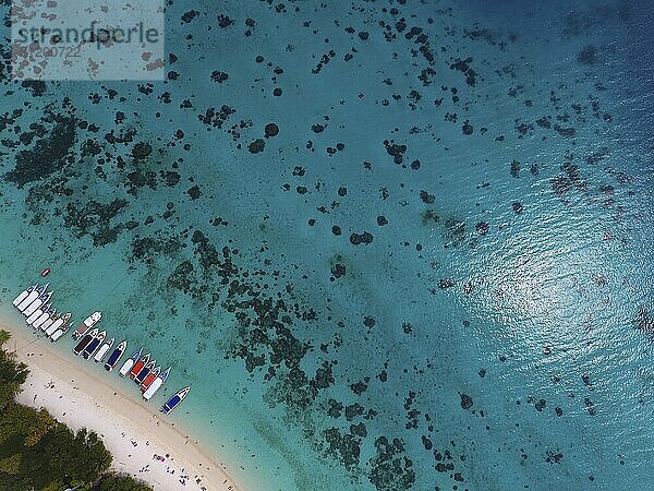 Top Luftbild von fliegenden Drohne der Schönheit Naturlandschaft mit tropischen Strand mit Booten und Meer in Thailand