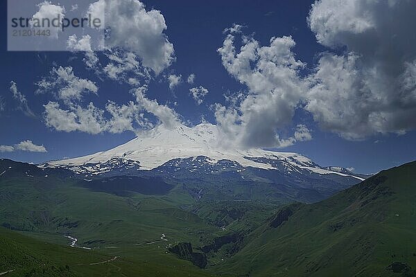 Schöner Blick auf den Berg Elbrus und Wolken  Nordkaukasus  Russland  Europa