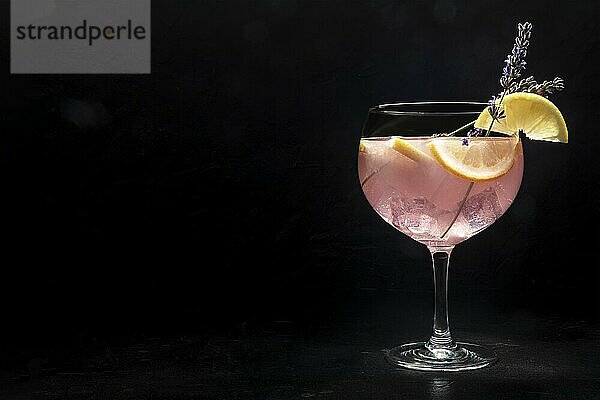 Ausgefallener Cocktail mit frischen Früchten. Gin und Tonic Getränk mit Eis auf einer Party  auf einem schwarzen Hintergrund. Alkohol mit Lavendel und Zitrone  mit einem Platz für Text  Food Fotografie