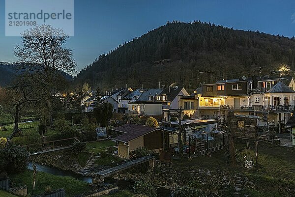 Kordel  Rheinland Pfalz  Deutschland  14.04.2019  Abendlicher Blick in der Abenddämmerung über die Hinterhöfe  Gärten und traditionellen Häuser im Kylltal des kleinen Dorfes auf dem Lande  Europa