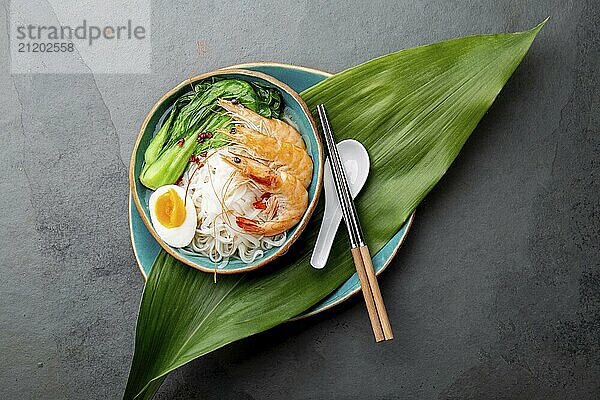 Food  Asian rice noodles with shrimps on gray background