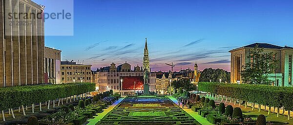 Brüssel Belgien  Nachtpanorama Stadtsilhouette am Mont des Arts Garten