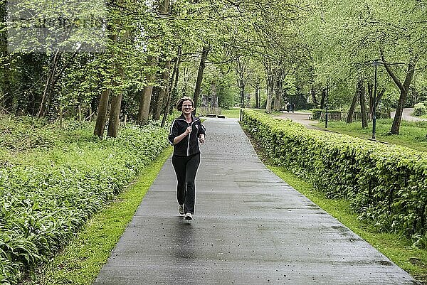 Jette  Region Brüssel Hauptstadt Belgien  04 24 2020 Attraktive dreißigjährige Frau joggt durch den Park