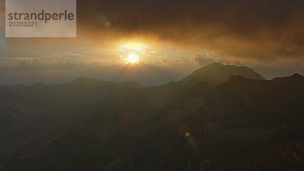 Luftaufnahme eines spektakulären Sonnenuntergangs über einem Bergtal. Schöne Aussicht im Durmitor Nationalpark  Montenegro  Europa