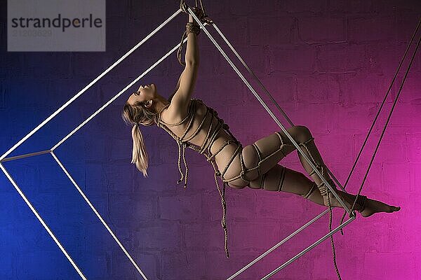 Nacktes Mädchen gefesselt in Shibari Stil Profil Schuss in Farbe Lichter